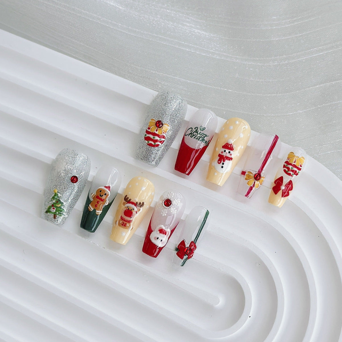 Set de uñas postizas adhesivas con temática navideña