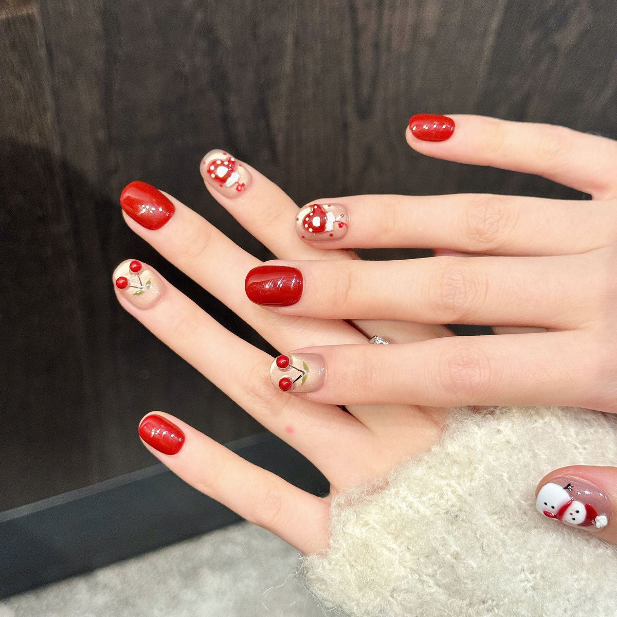 Set de uñas postizas adhesivas con temática navideña de fantasía