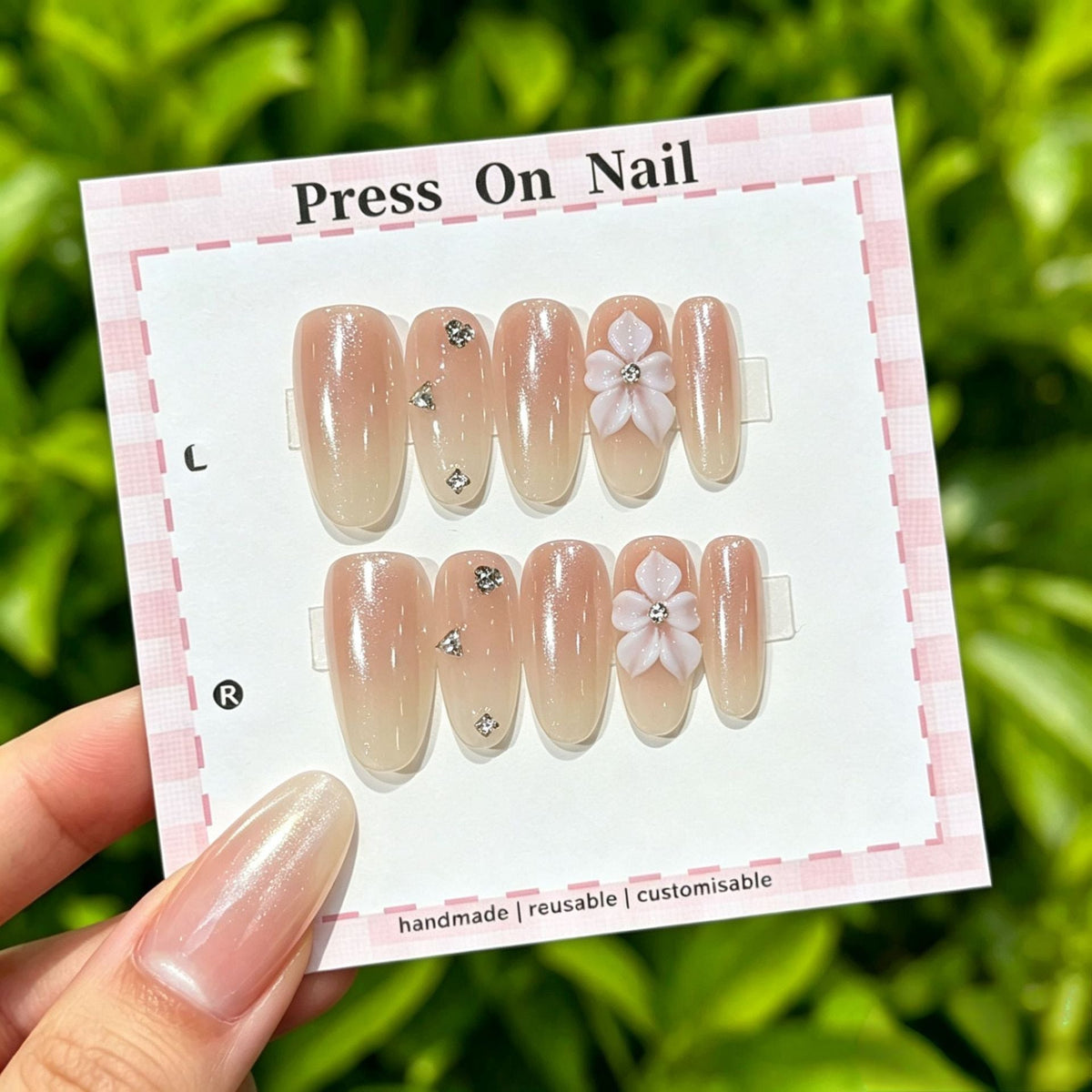 Set de uñas postizas press-on hechas a mano con detalles florales y purpurina