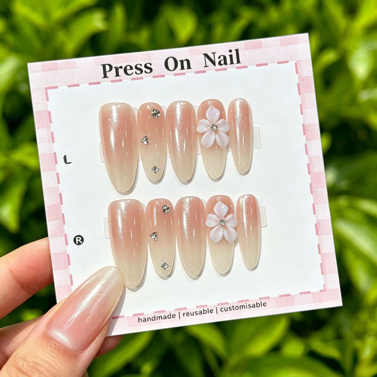 Set de uñas postizas press-on hechas a mano con detalles florales y purpurina
