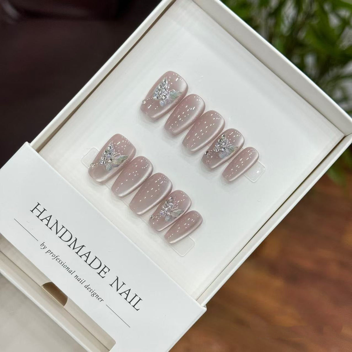 Set de uñas postizas press-on hechas a mano con diseño floral
