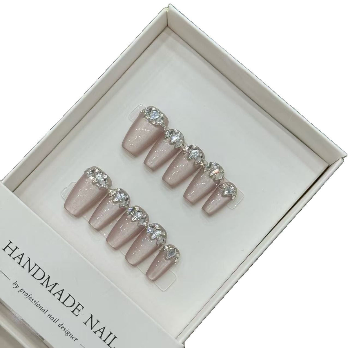 Set glamuroso de uñas postizas press-on decoradas hechas a mano