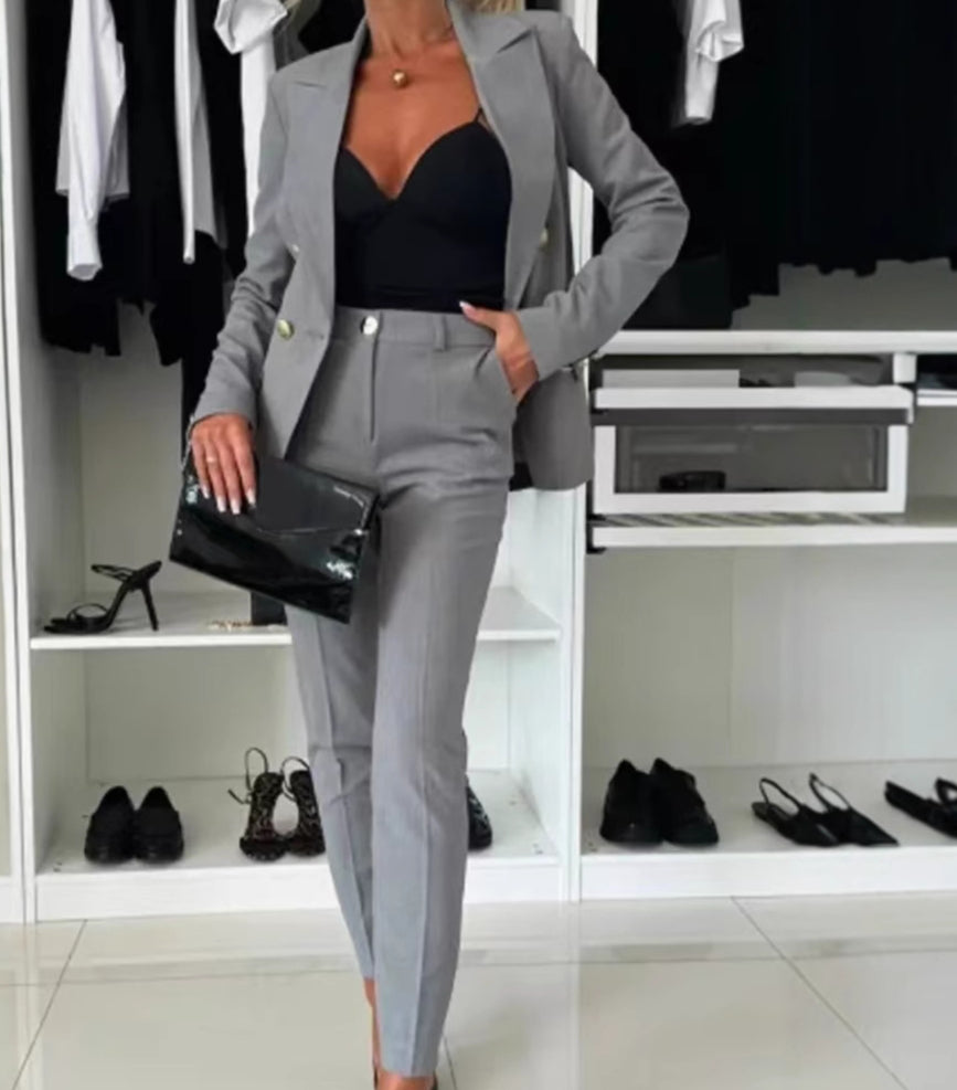 Traje de mujer: americana y elegante pantalón ajustado