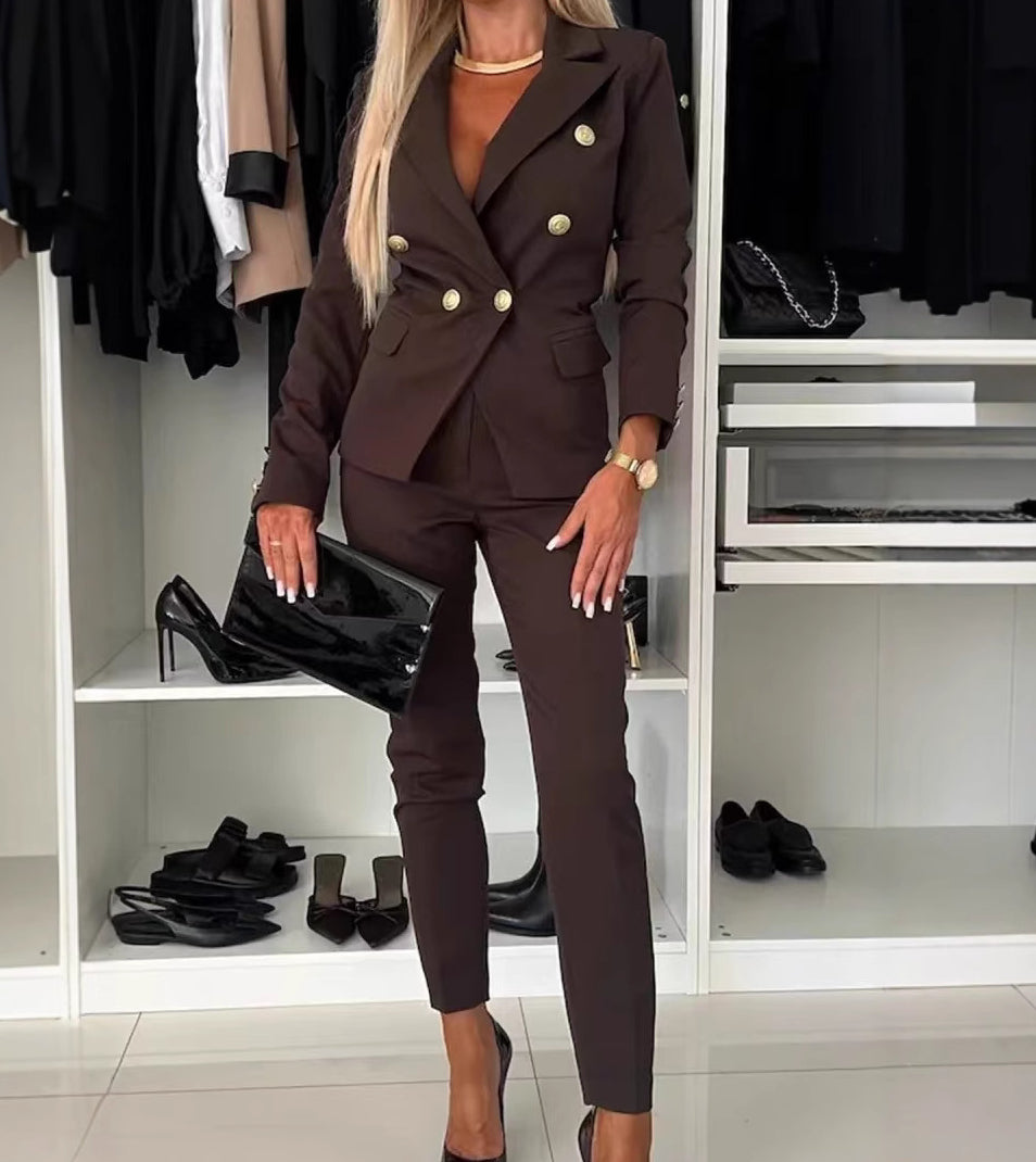 Traje de mujer: americana y elegante pantalón ajustado