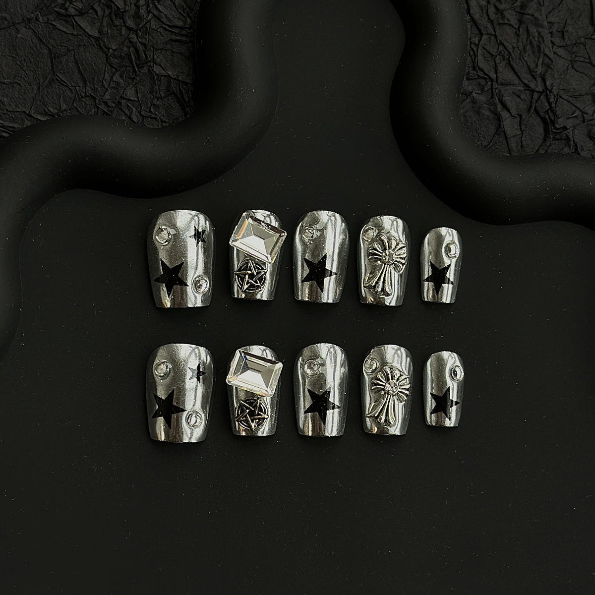 Uñas postizas metálicas con detalles de pedrería decorativa