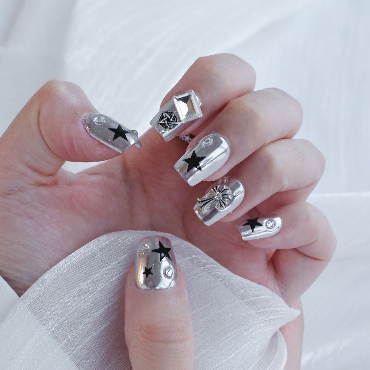 Uñas postizas metálicas con detalles de pedrería decorativa