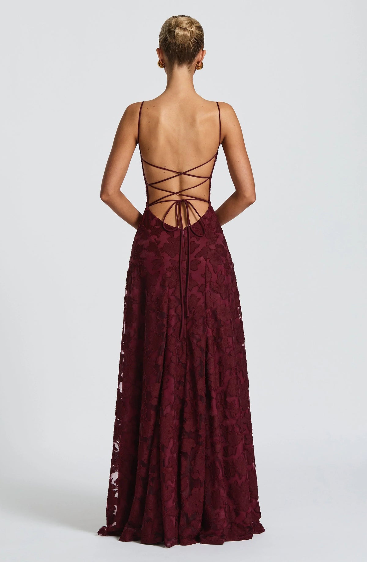 Vestido largo de encaje escotado en la espalda
