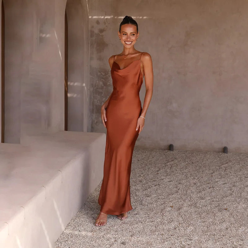 Vestido largo de satén con escote drapeado