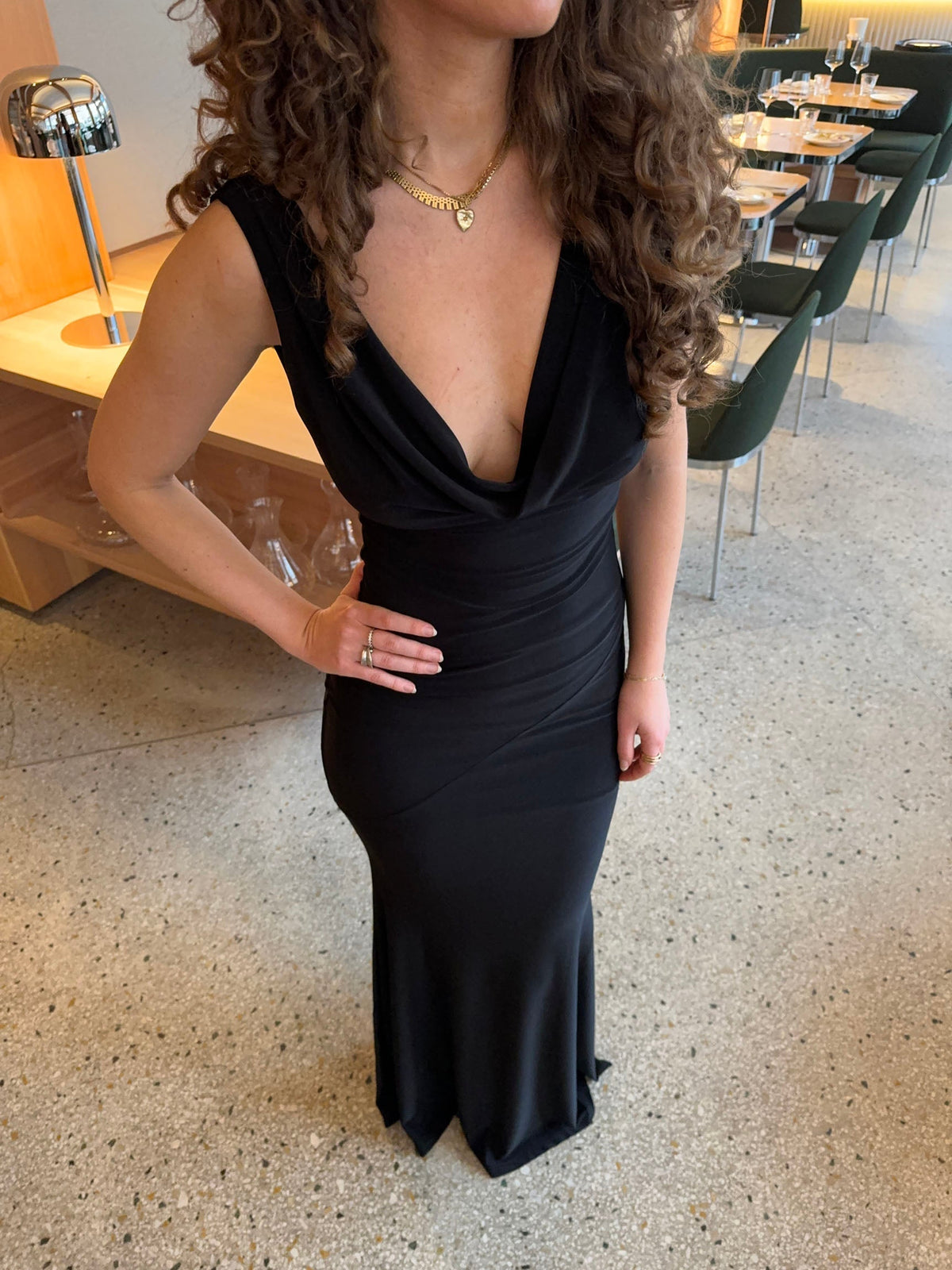 Vestido largo elegante para mujer con abertura y corte ajustado