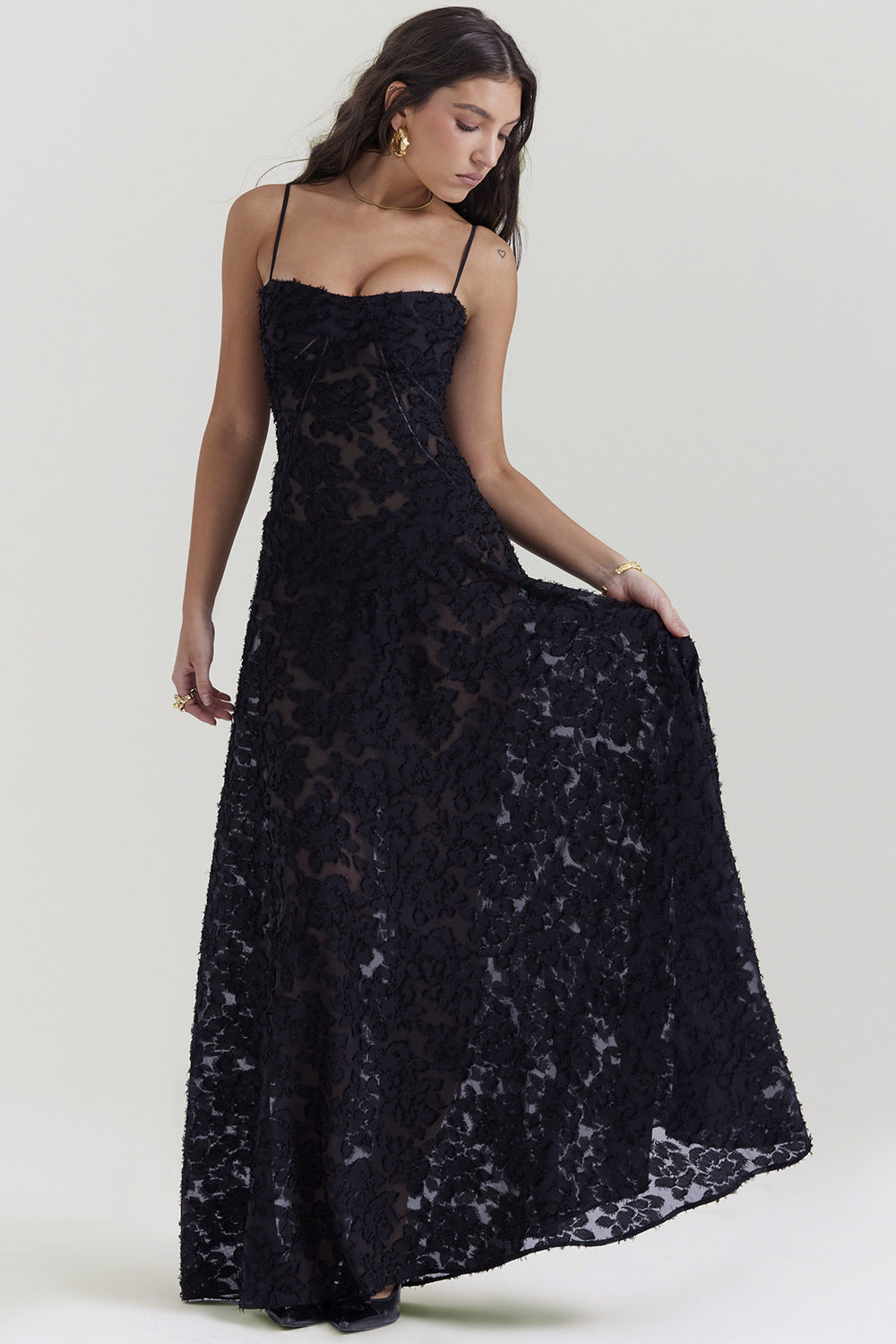 Vestido maxi elegante para mujer: de seda, corte ajustado y tirantes finos