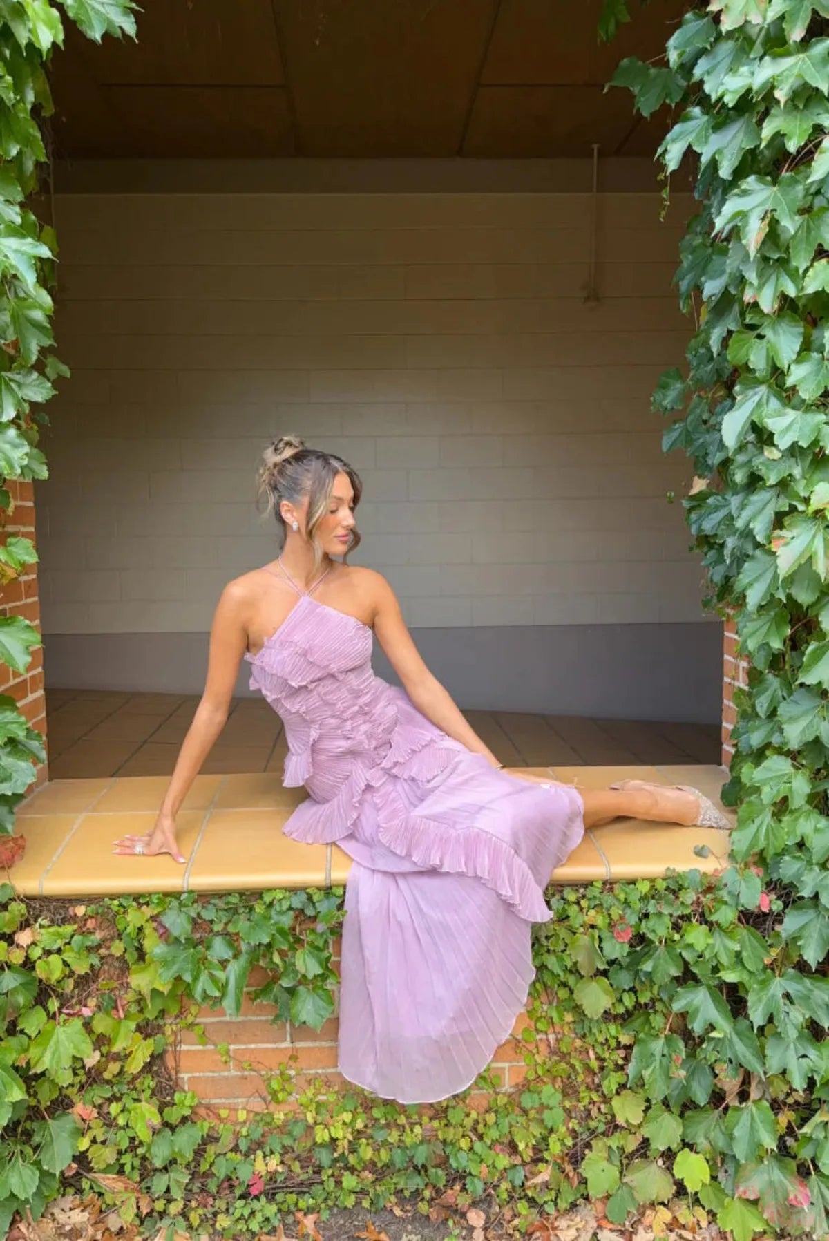 Vestido maxi halter con la espalda al aire, volantes y abertura