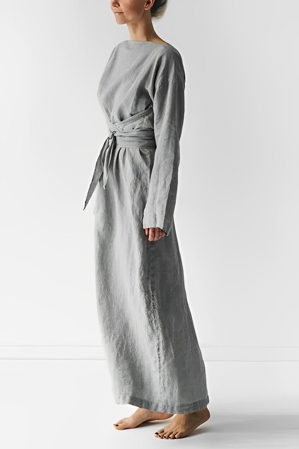 Vestido minimalista de lino hecho a mano con manga larga y cinturón
