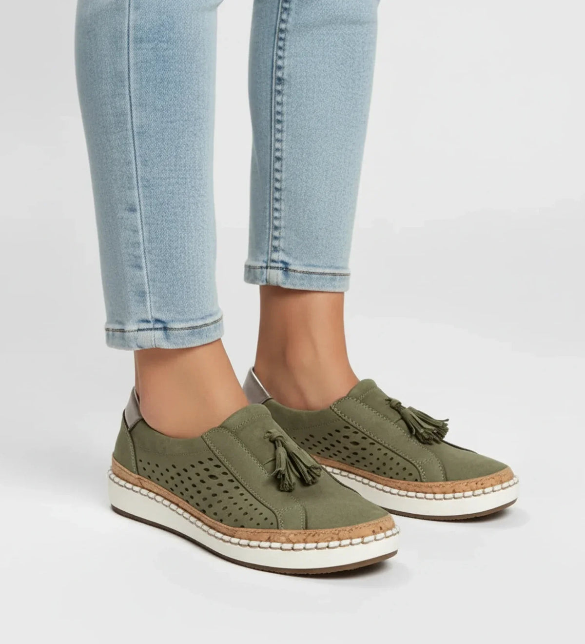 Zapatillas mocasín slip-on para mujer con perforaciones y borlas