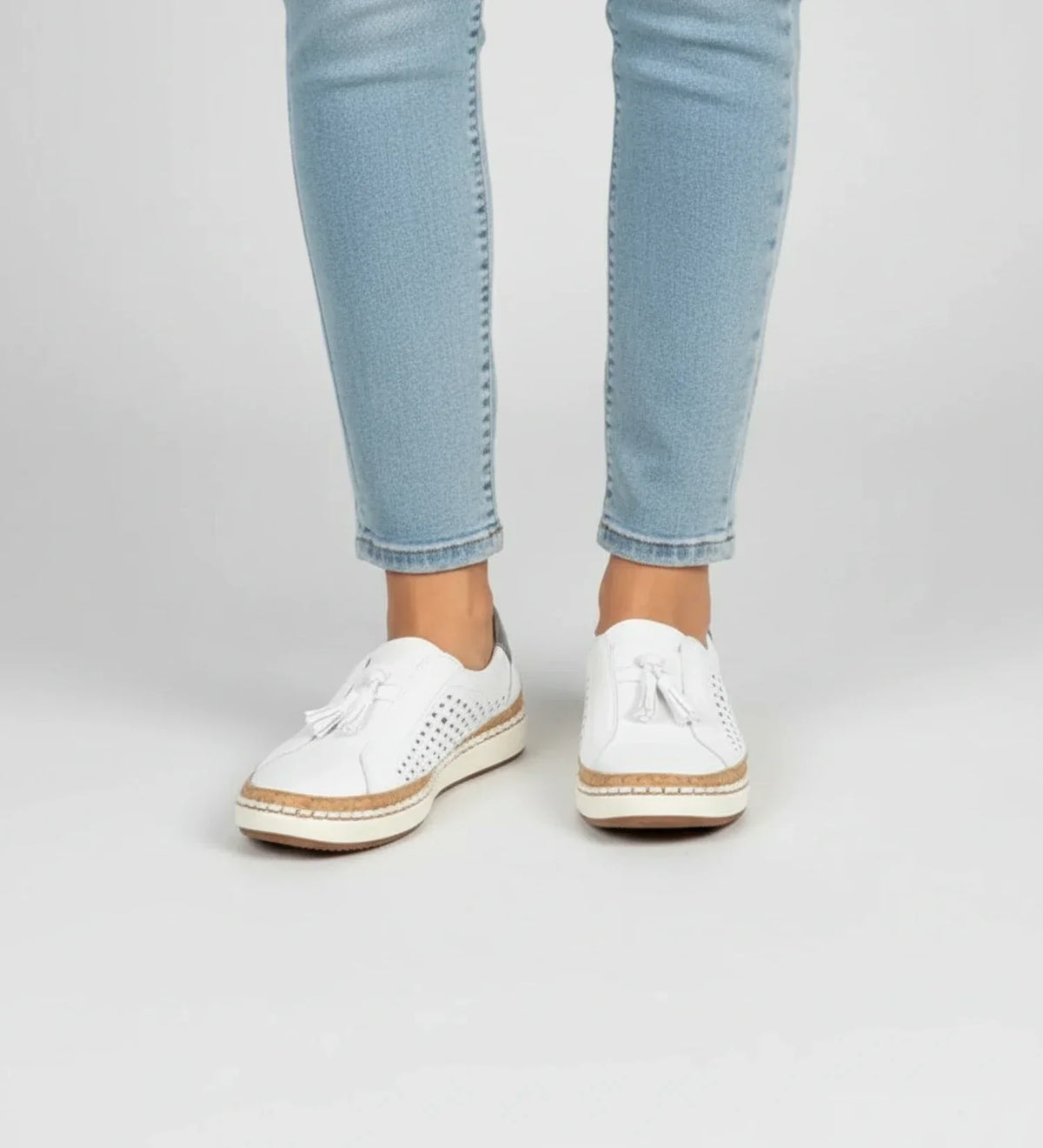 Zapatillas mocasín slip-on para mujer con perforaciones y borlas